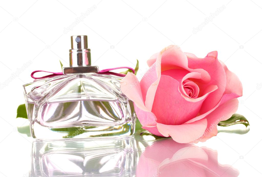 Flaconi di profumo illuminati da una luce soffusa