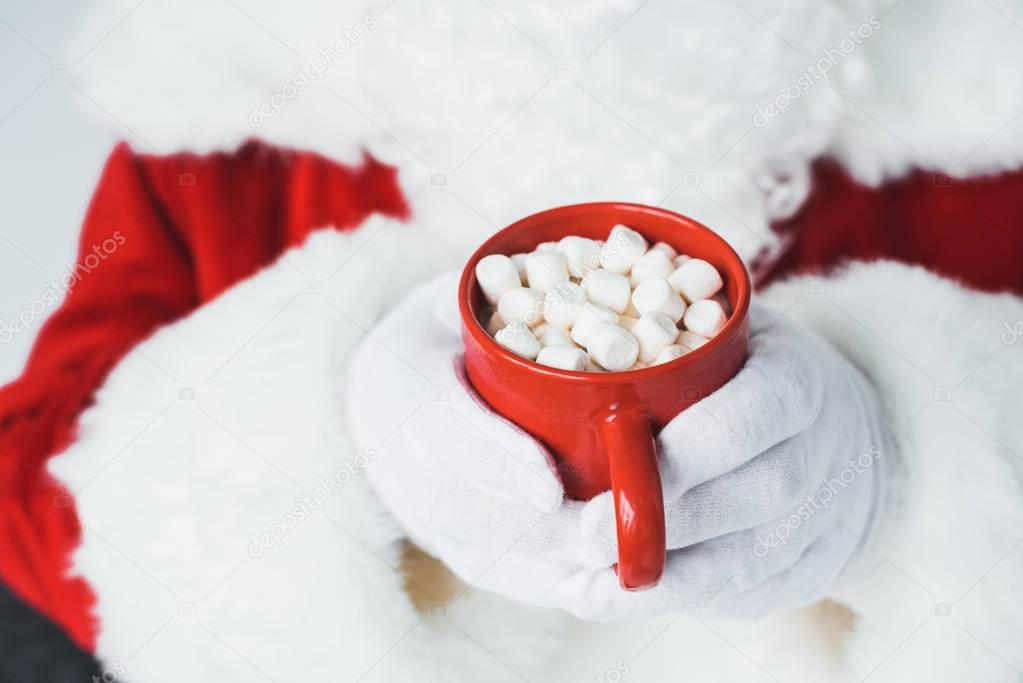 Tazza di cioccolata calda con panna e cacao in polvere