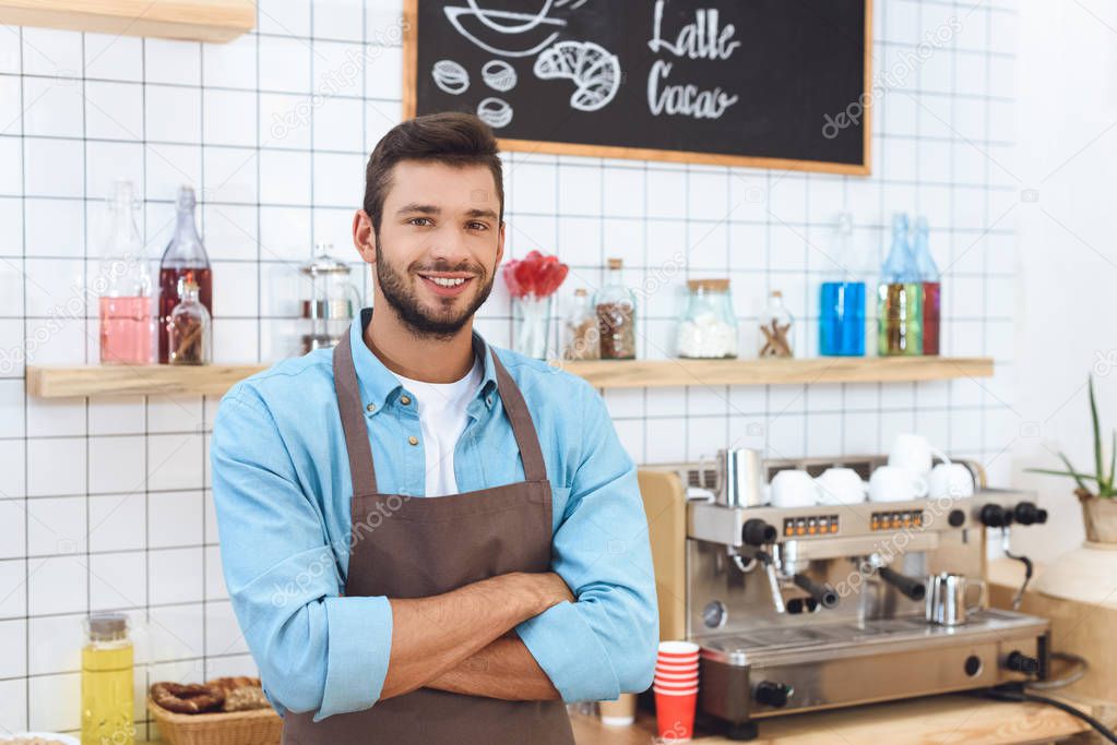 Titolare di una tabaccheria sorridente dietro il bancone