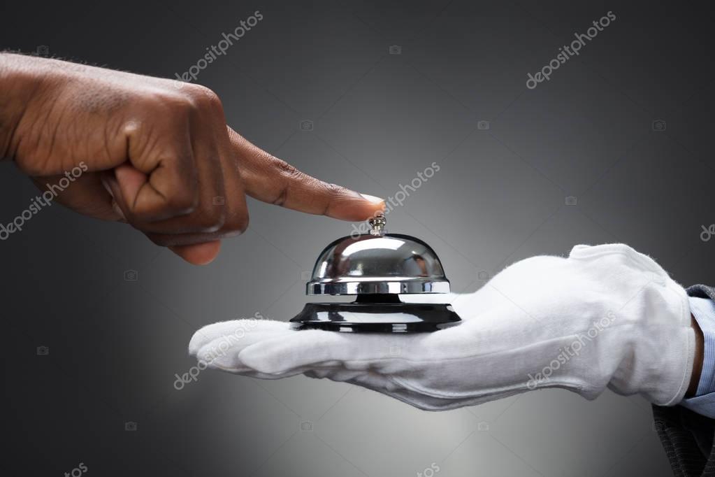 Cliente assistito dal personale al bancone di una tabaccheria