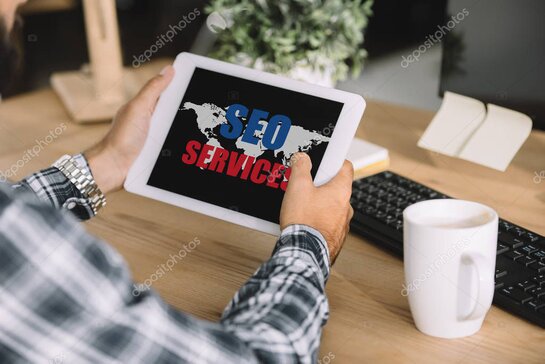 Operatore che aiuta un cliente con servizi digitali al computer