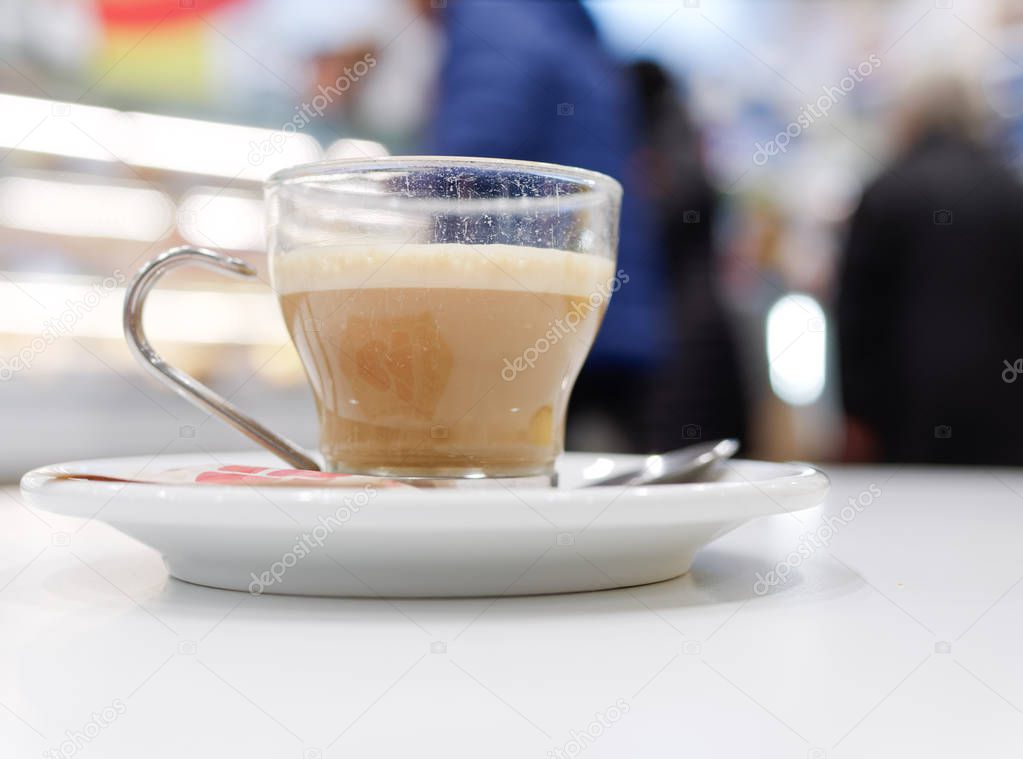 Tazza di caffè al ginseng su un tavolino da bar