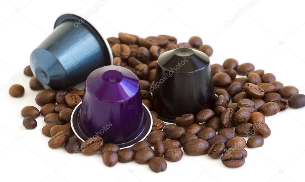 Tazzina di espresso con alcune cialde di caffè sul tavolo