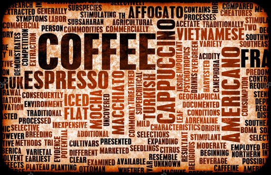 Diverse miscele di caffè in grani e macinato esposte su un bancone