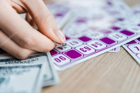 Biglietti del Lotto e Gratta e Vinci esposti sul banco di una tabaccheria