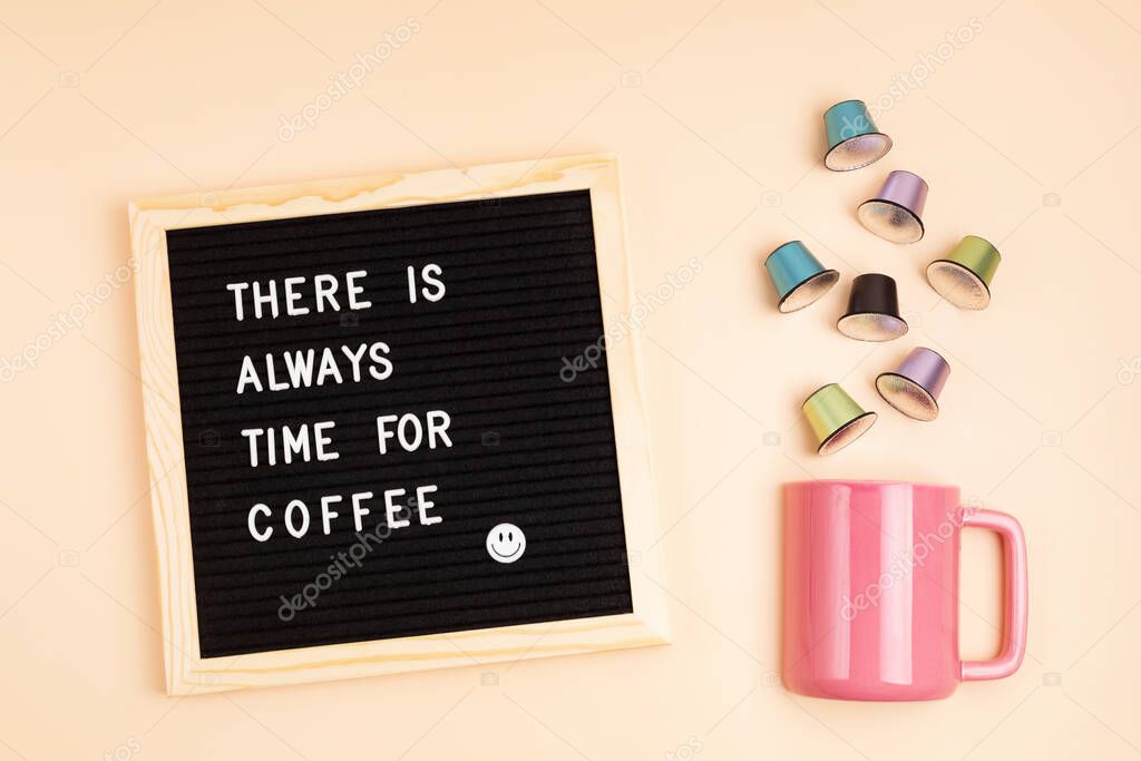 Cialde e capsule di caffè esposte su uno scaffale