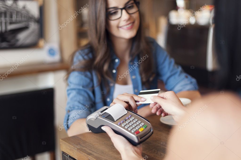 Cliente che paga una bolletta al banco di una tabaccheria