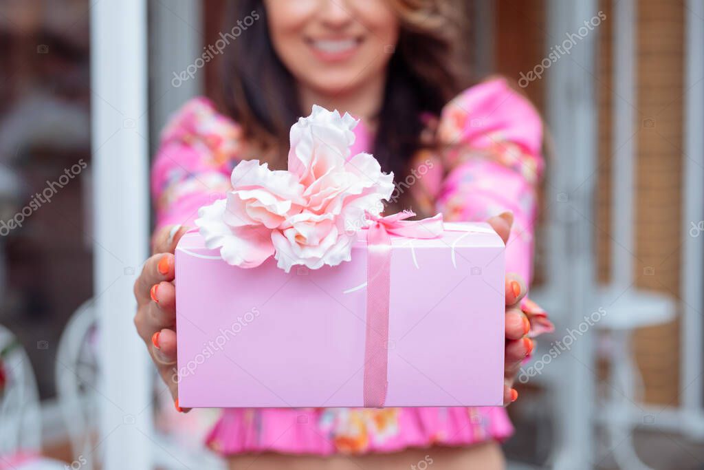 Piccoli oggetti regalo colorati su un banco espositivo