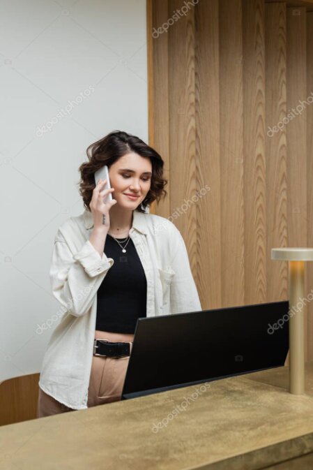 Cliente assistito da un operatore per un servizio digitale al computer
