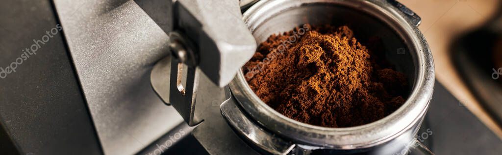 Chicchi di caffè in grani accanto a una macchina espresso