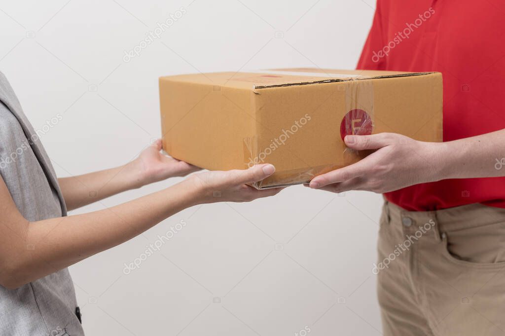 Scatole pronte per la spedizione su un bancone