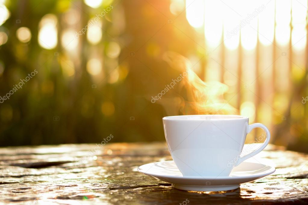Tazza di caffè decaffeinato vicino a un libro aperto