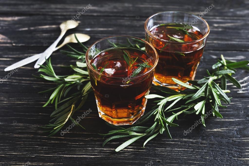 Scatole di tisane e cioccolata calda esposte in vetrina