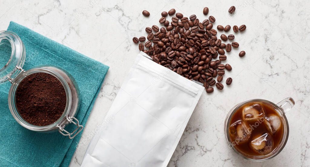 Confezioni di caffè macinato allineate su uno scaffale